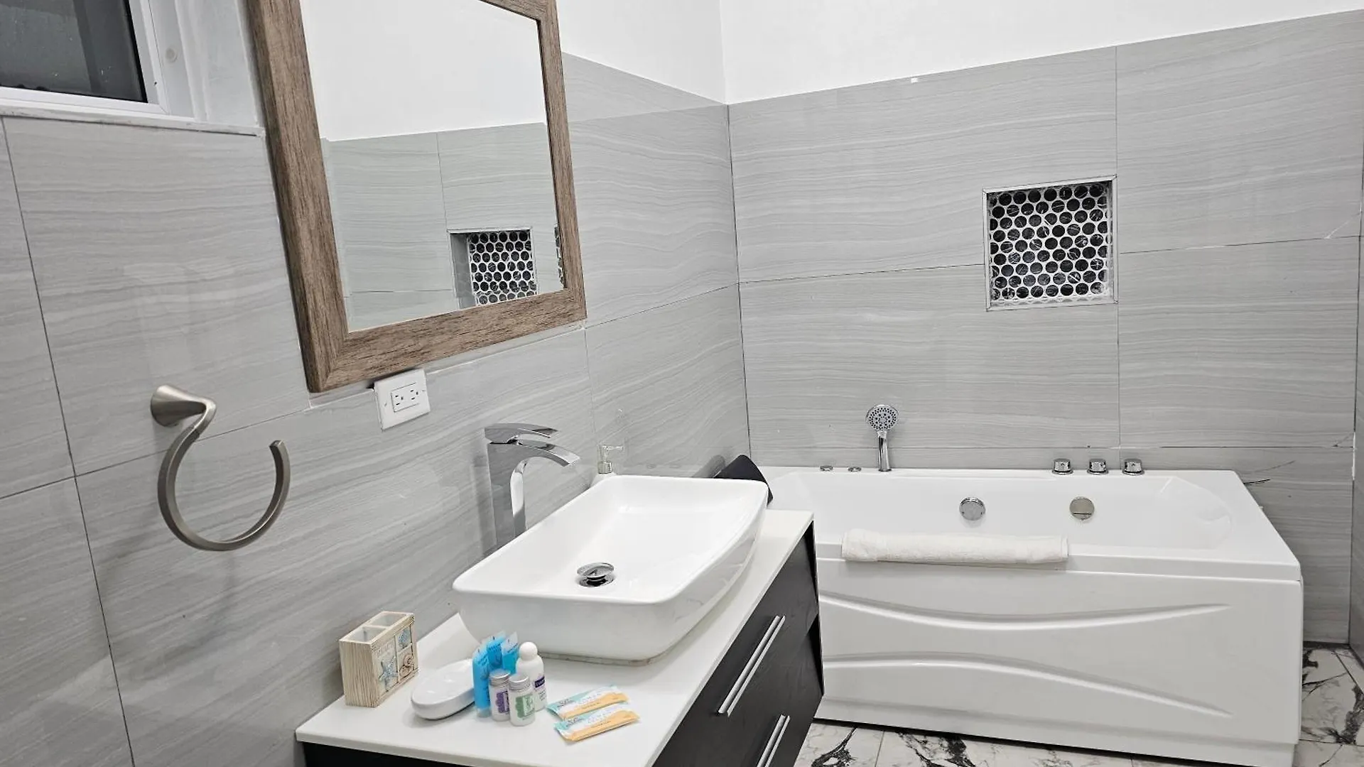 Roots Cafe Rooms Негрил