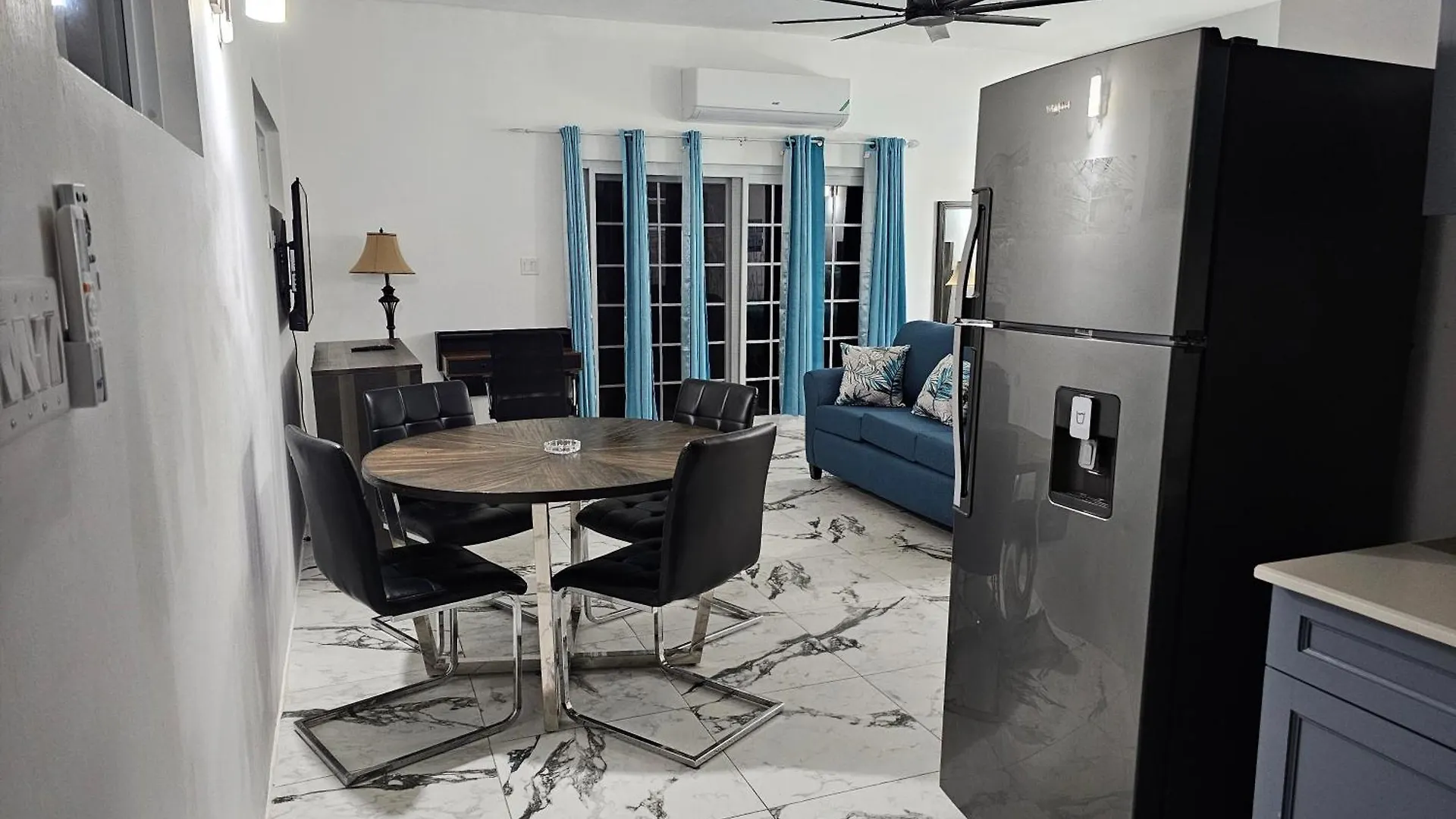 Отель Roots Cafe Rooms Негрил