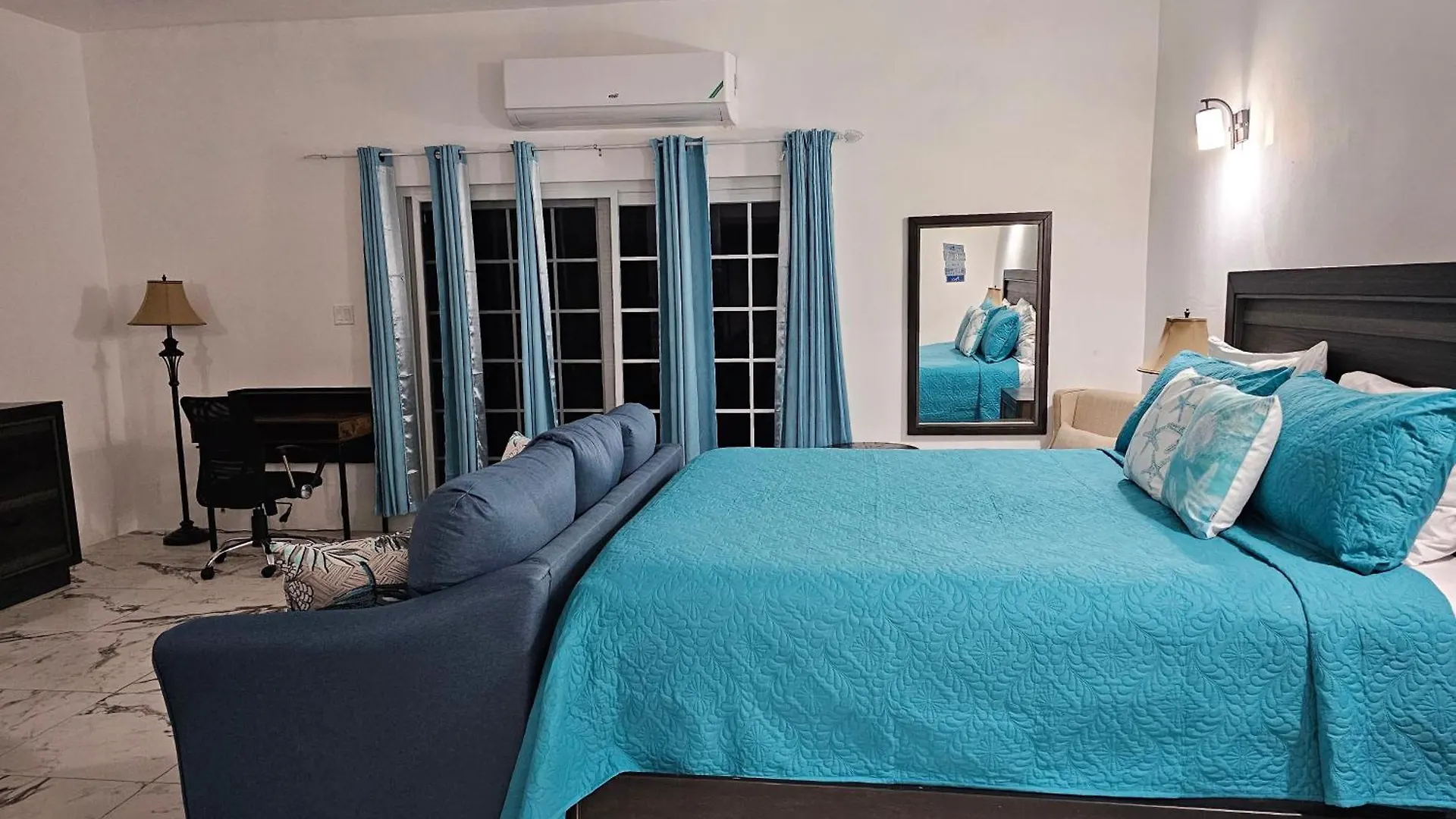 Отель Roots Cafe Rooms Негрил