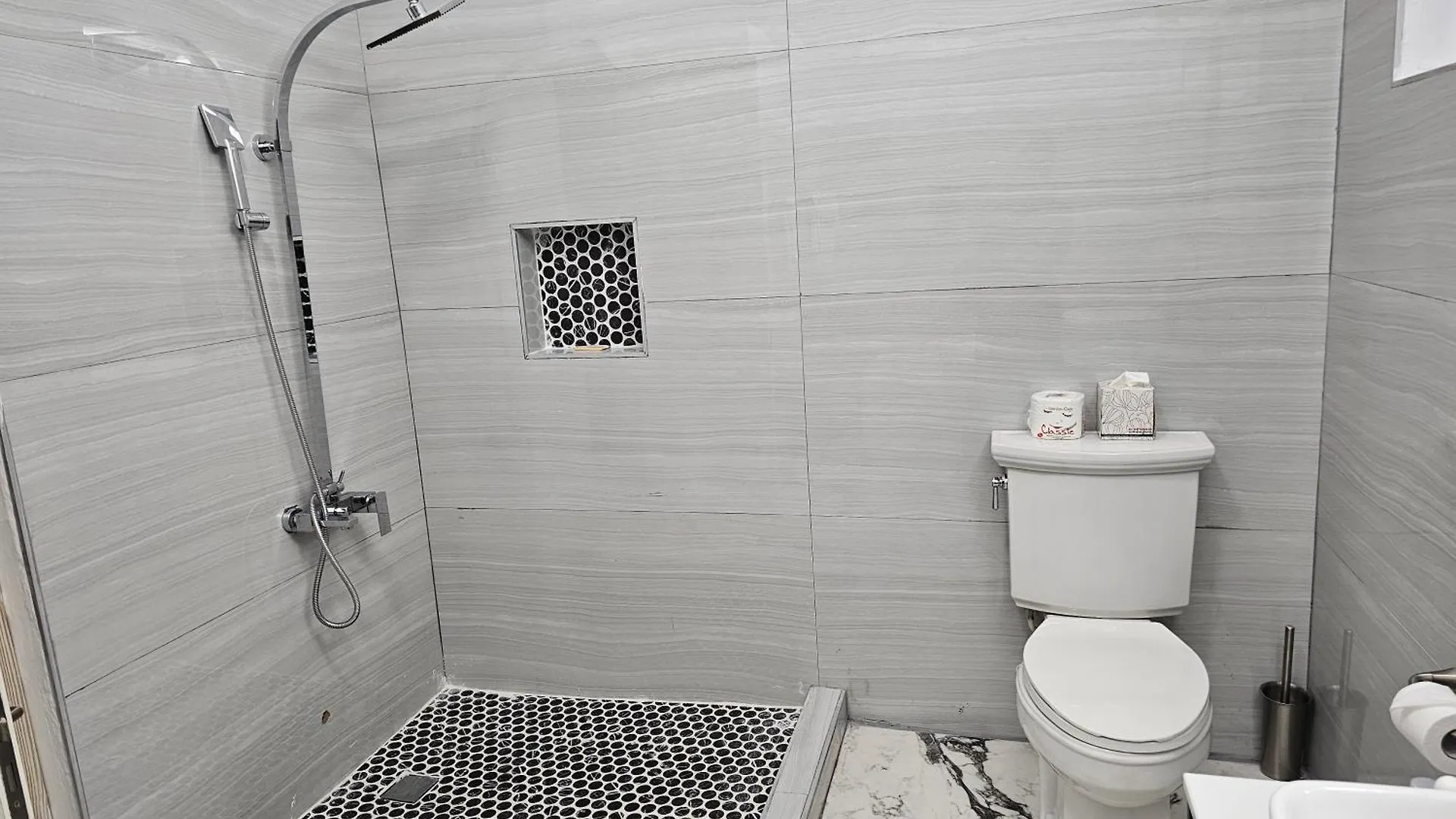 Отель Roots Cafe Rooms Негрил