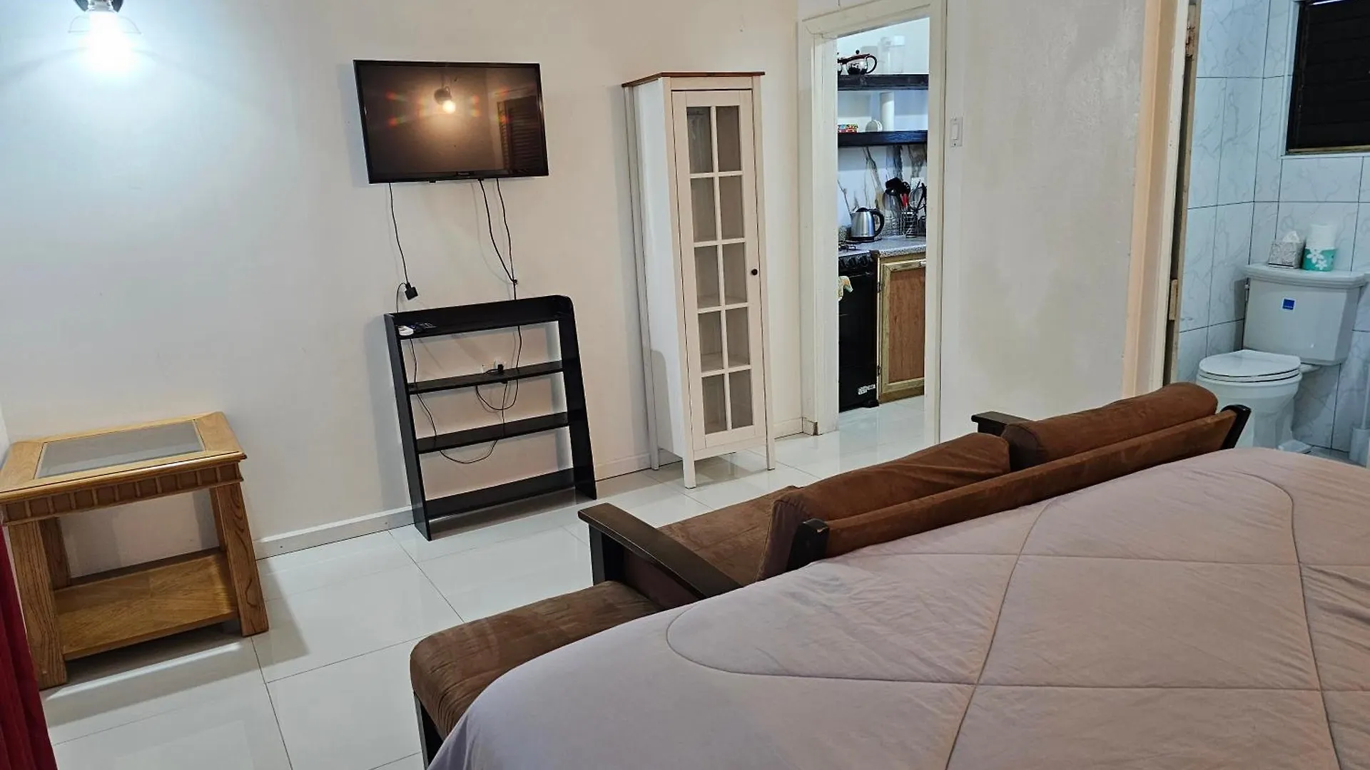 Отель Roots Cafe Rooms Негрил