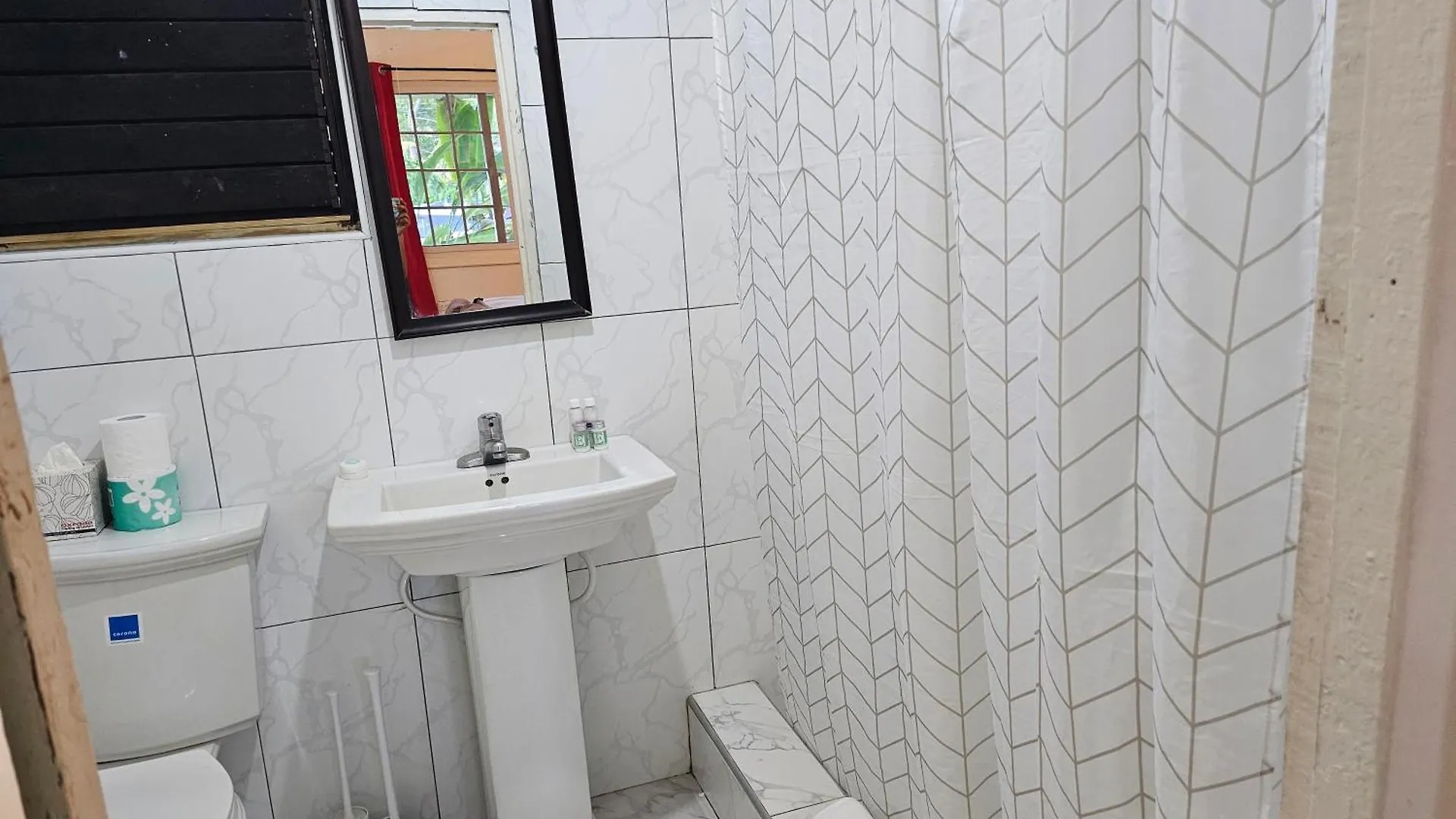Отель Roots Cafe Rooms Негрил Ямайка