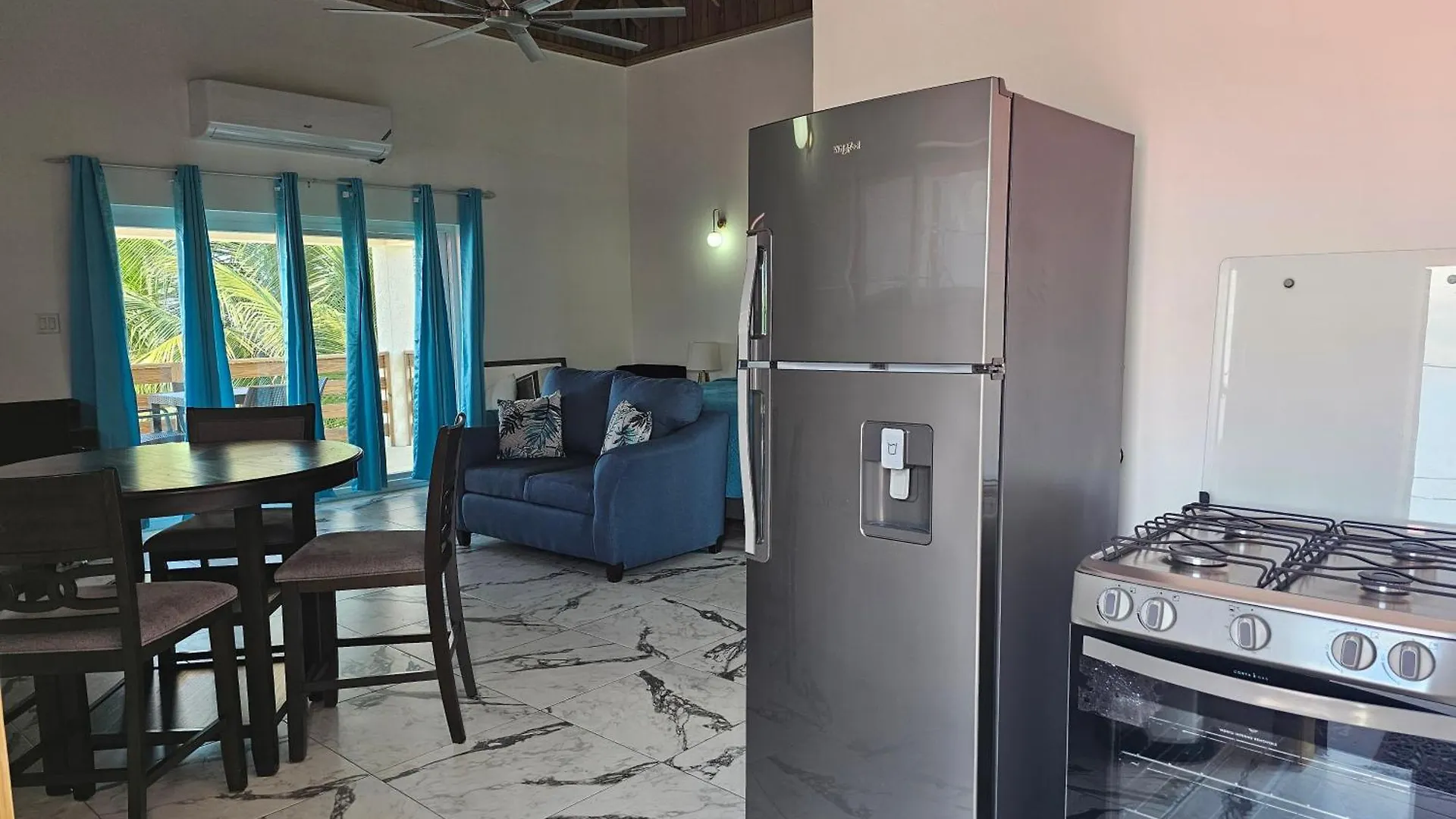 Отель Roots Cafe Rooms Негрил