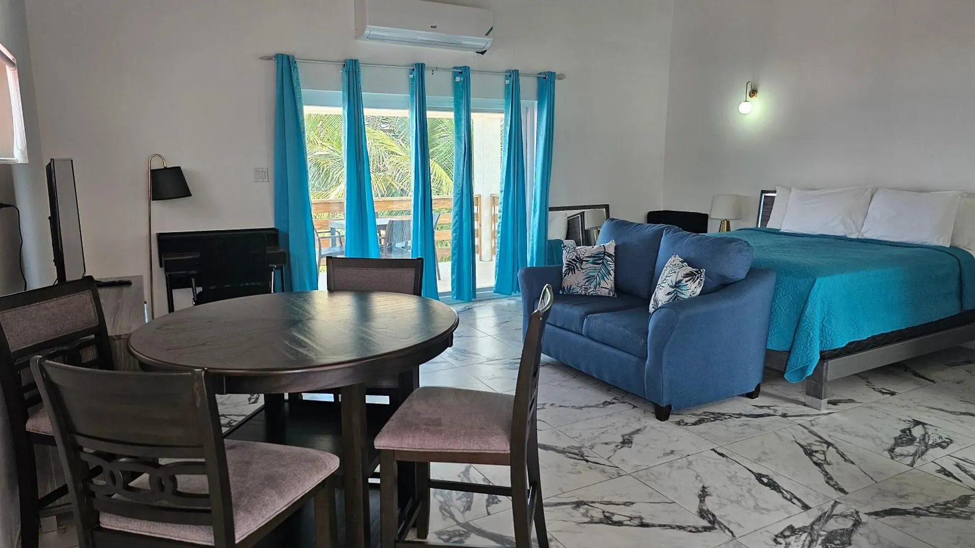 Roots Cafe Rooms Негрил